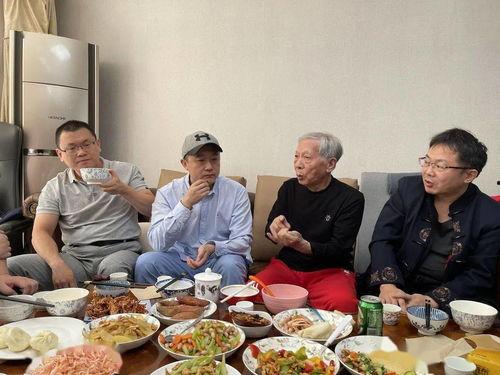 娱乐吃瓜开小灶,吃瓜群众开小灶，揭秘明星幕后生活